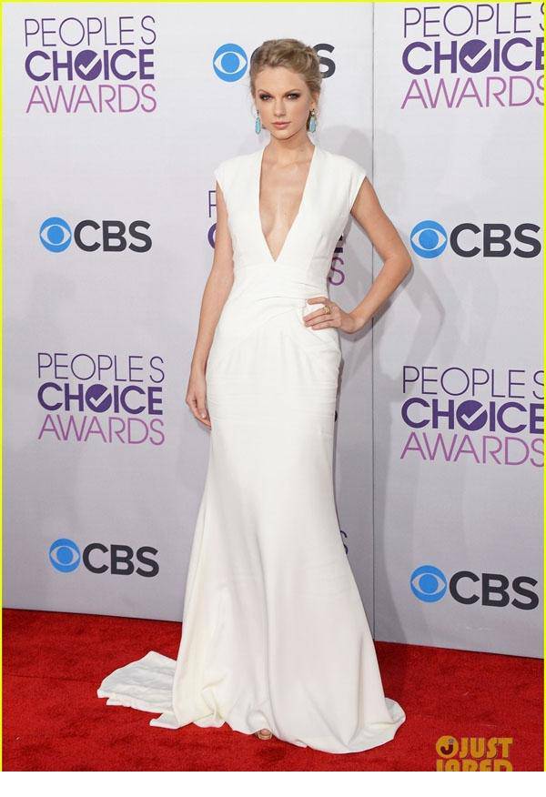 美国歌手泰勒·斯威夫特白色长裙气质迷人