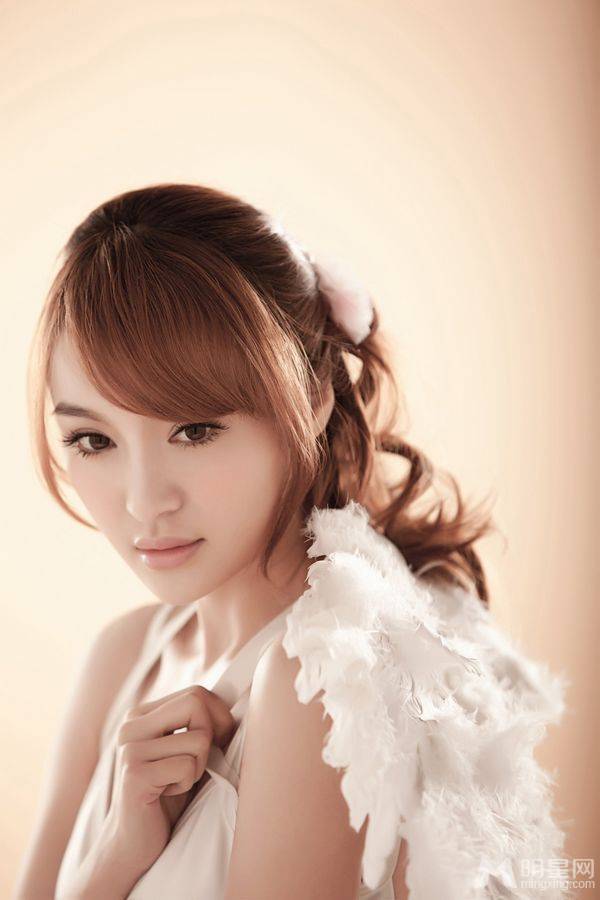 赵晨妍甜美写真造型吸引眼球