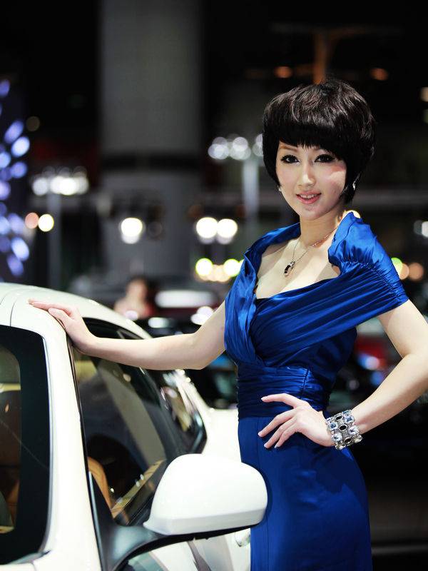 车展上的靓丽模特穿蓝色礼服显优雅气质
