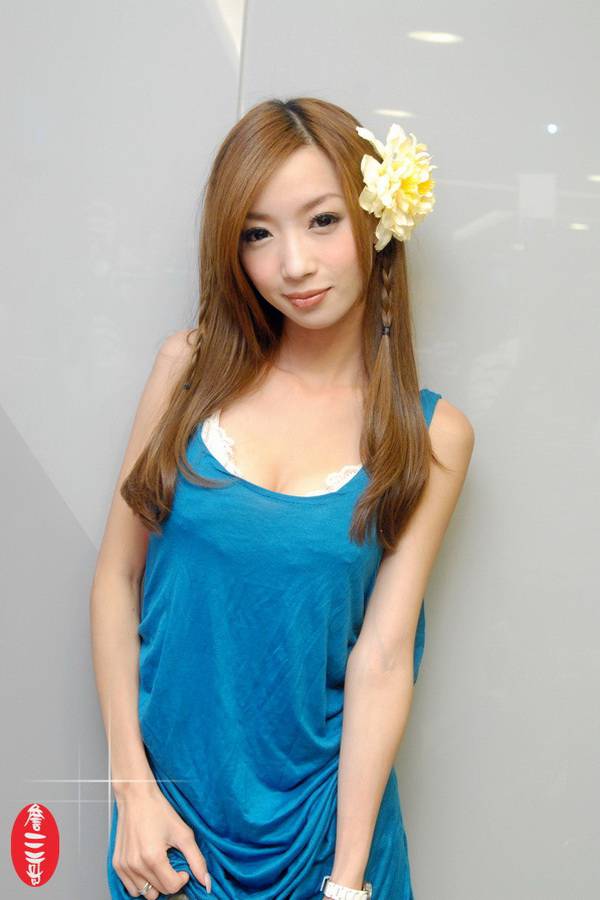 中印混血美女芳小如气质迷人