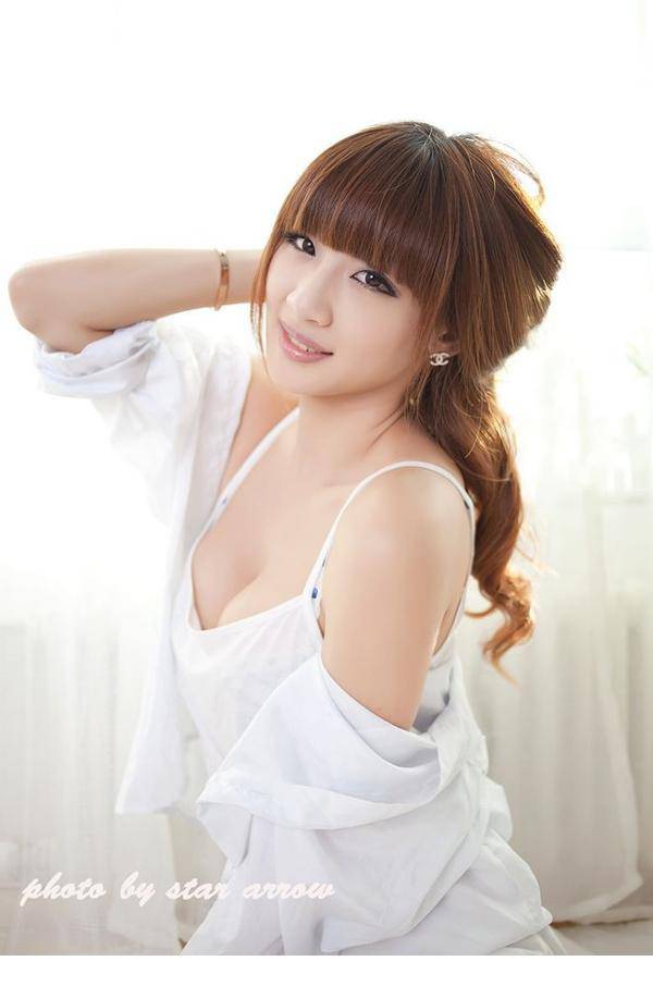 养眼美女白色简约私房美妙迷人壁纸