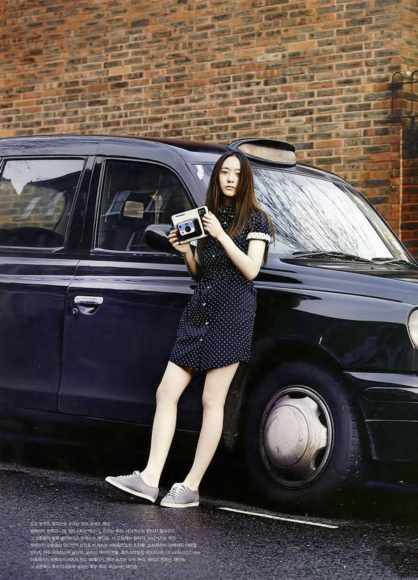 韩国女演员郑秀晶演绎街头时尚写真