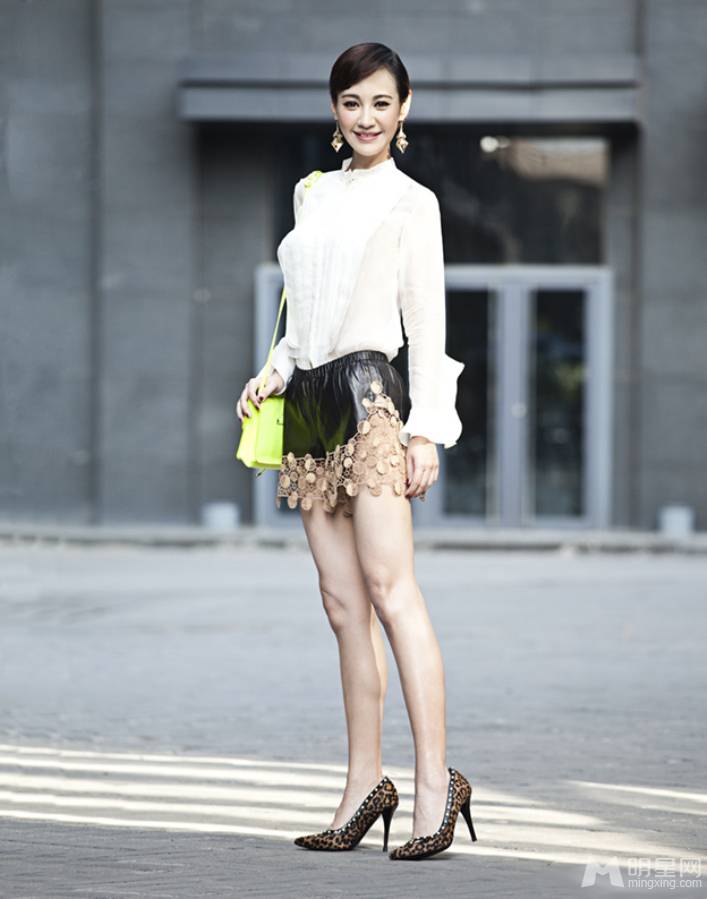 辣妈杨雪短发造型尽显时尚优雅街拍照