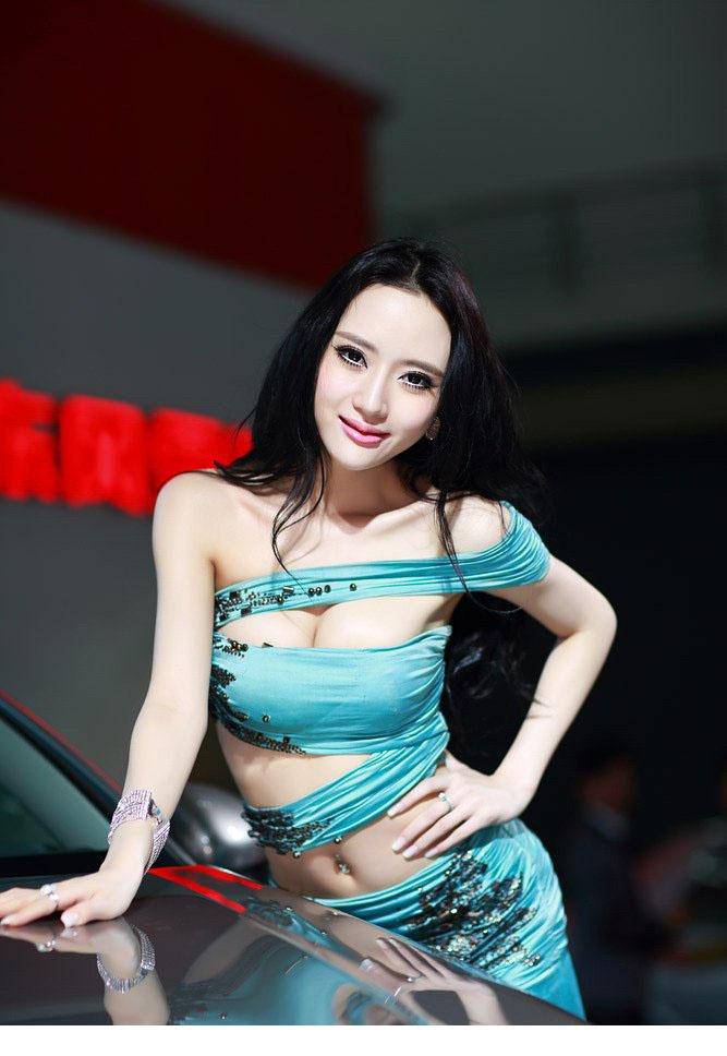 广州车展模特惊艳全场让人过目不忘