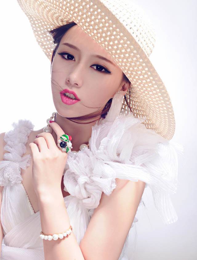 余陈秋子妩媚夏日海边清凉诱人装扮