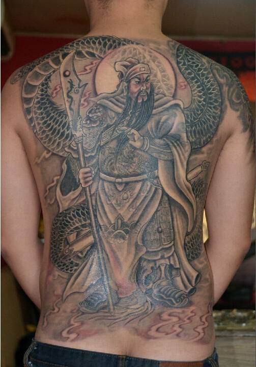 满背的关公纹身诠释真男人形象