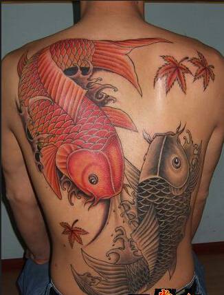 后背两条鲤鱼纹身图案寓意吉祥如意