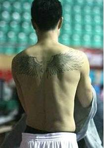 男子背部个性翅膀纹身图片