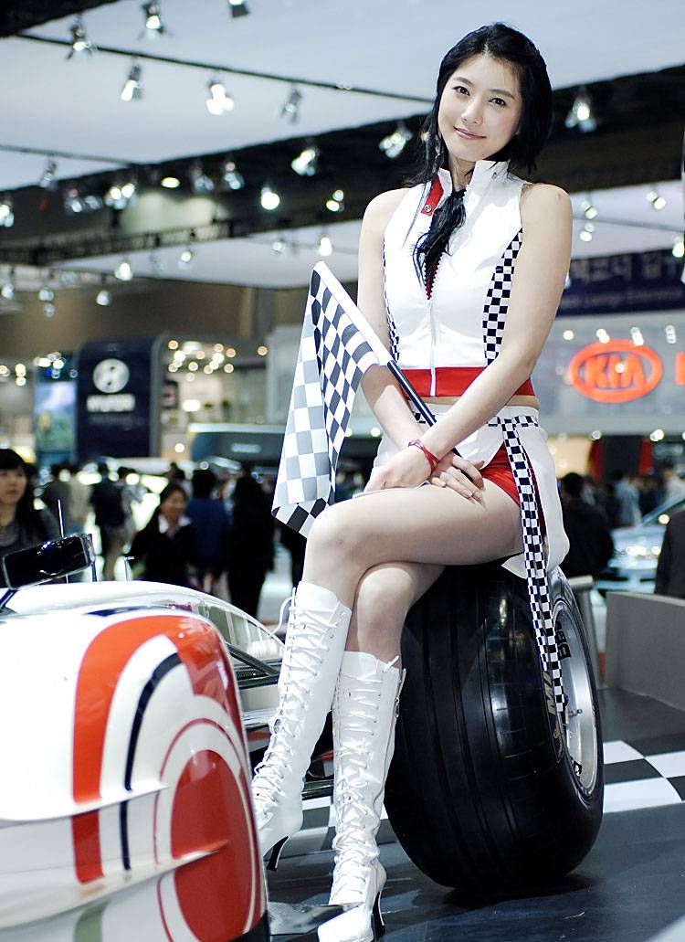 车展现场的韩国美女模特