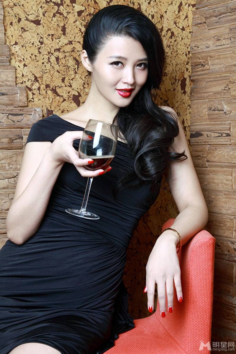 演员白庆琳的性感高贵写真照