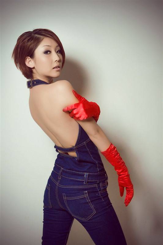 美女模特冯京京牛仔连体裤尽显休闲时尚