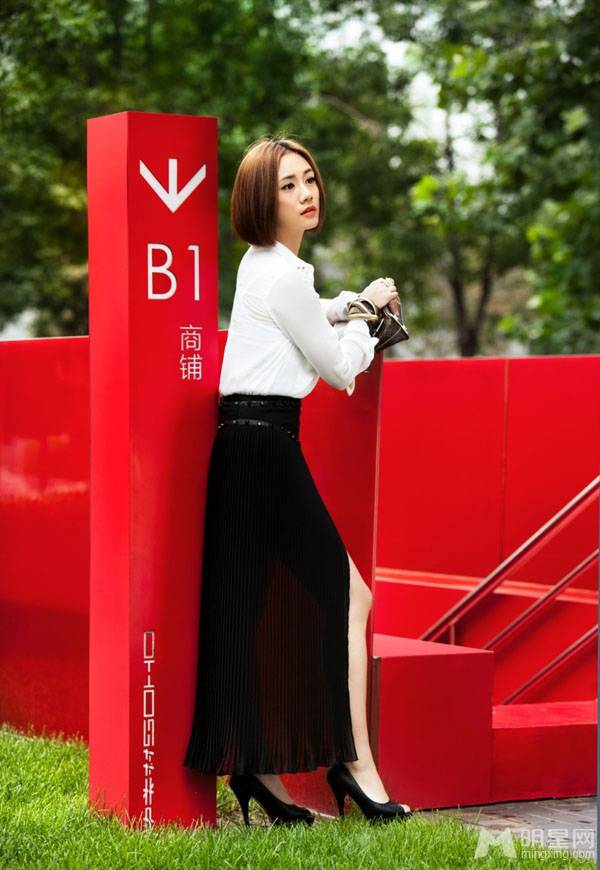 内地女演员刘芸时尚街拍