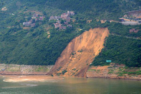 重庆巫山滑坡致1死5伤 一名8岁男童死亡