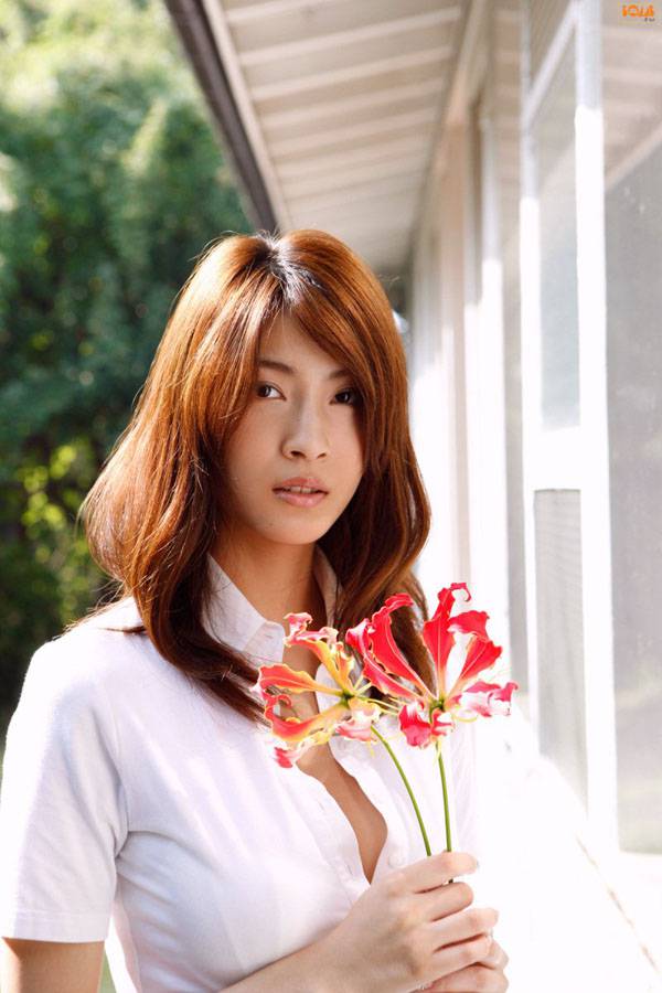 性感美女展露迷人身段诱惑写真照