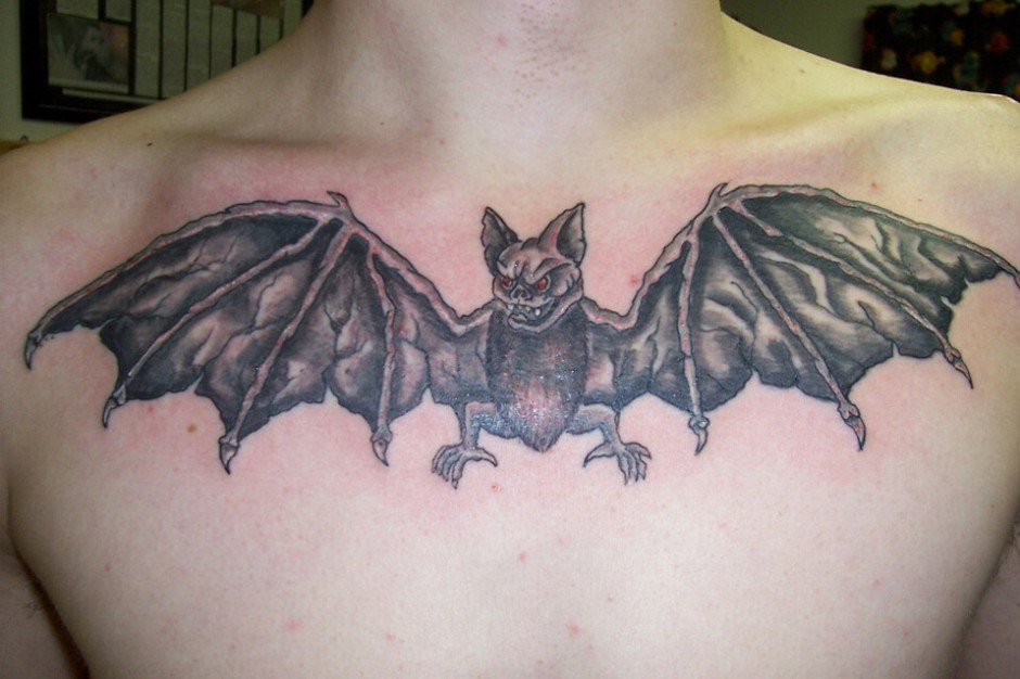 胸部个性蝙蝠纹身图片霸气别致