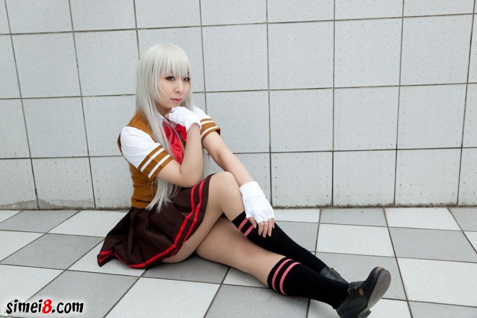 毛利兰高中制服cos图 大秀丰满身材
