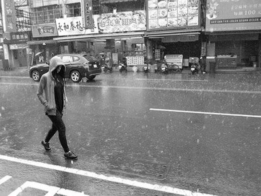 女生伤感淋雨相片