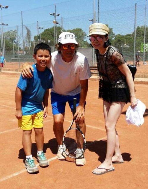王琳晒与儿子旅游打网球照(2)