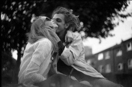 浪漫的情侣甜蜜接吻图片
