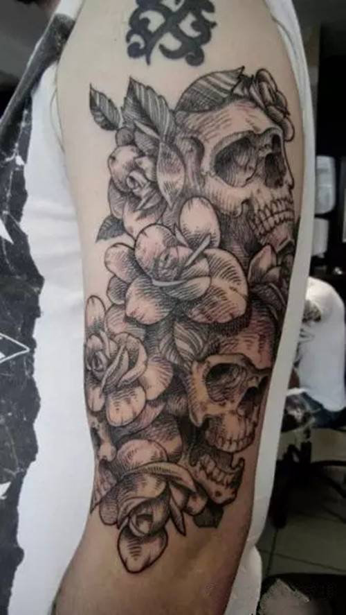 手臂黑白玫瑰花大图纹身精选