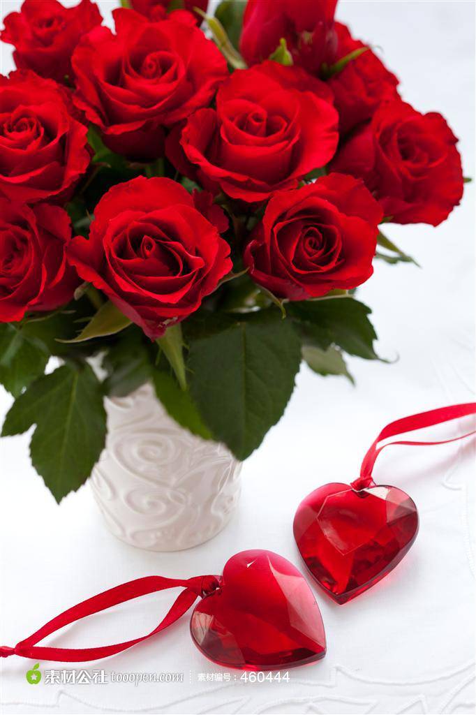 红玫瑰插花与心形吊坠图片素材