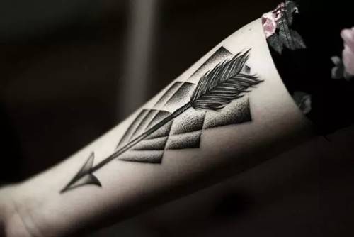 黑色手臂刺青纹身图创意个性
