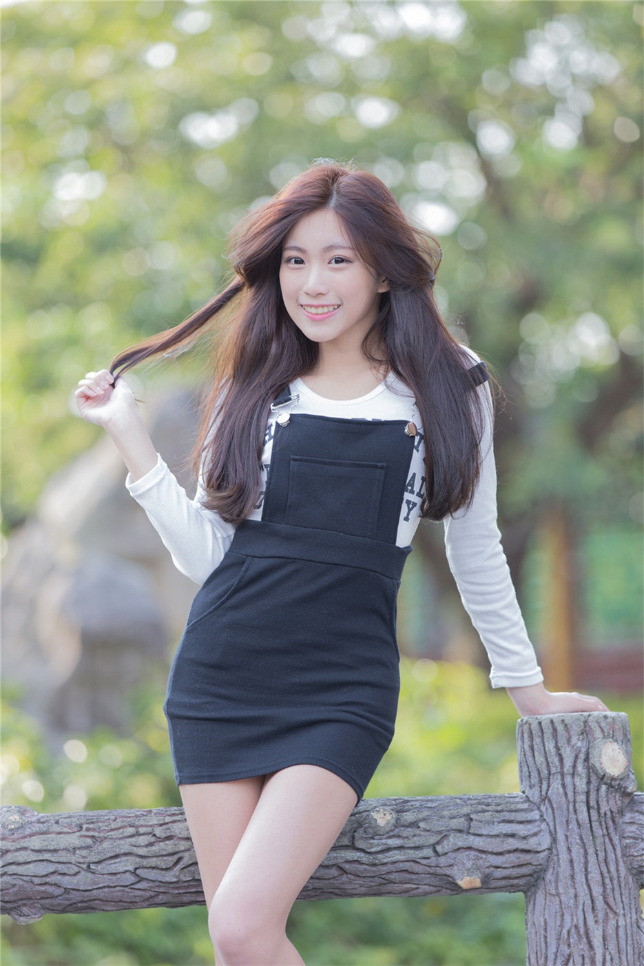 90后气质校花夏季户外甜美写真图片