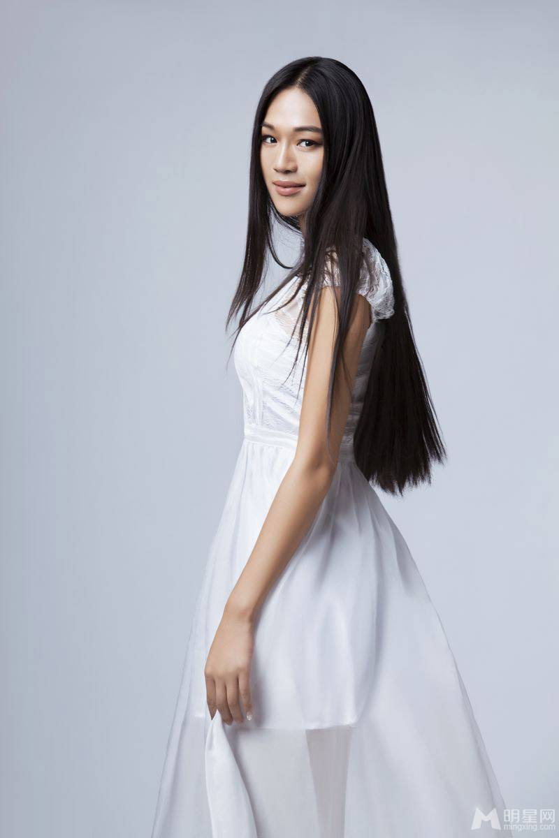 中国创作型女歌手茱迪变身热裤辣妹