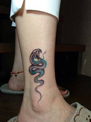 女生腿部蛇纹身图案大全