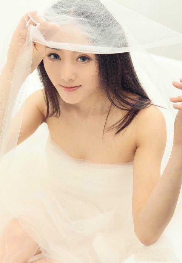 蓝眼睛混血美女性感薄纱遮体诱人照