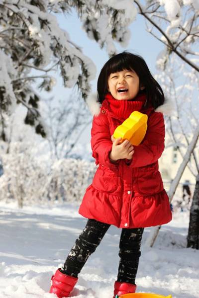 可爱甜心小美女纪姿含冬日雪地特写