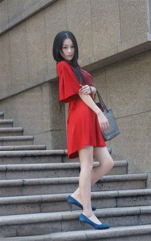 张馨予红色短裙靓丽街拍照