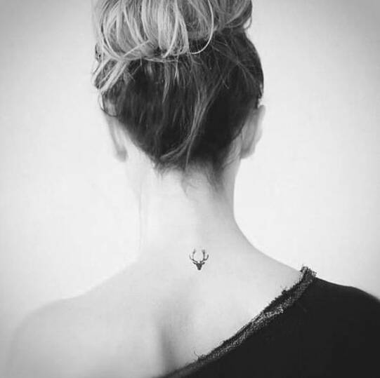 颈部优雅唯美女生纹身图片