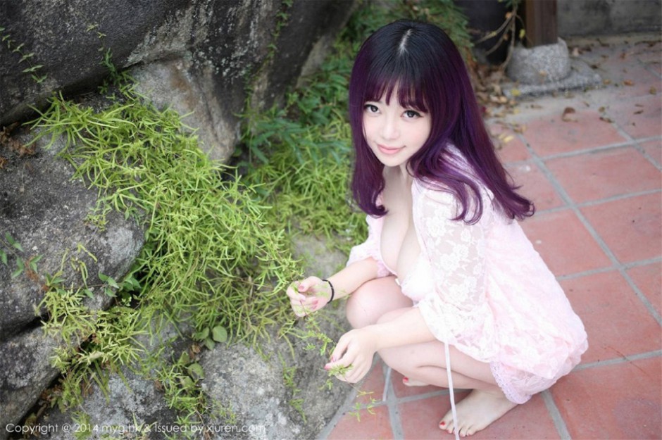 宅男女神粉色内衣精致户外写真
