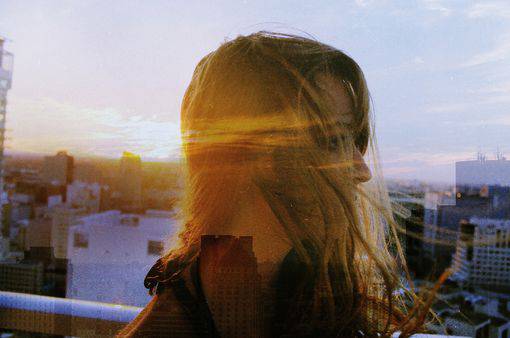 森系女生手拿花伤感图片