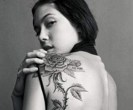 女生唯美肩背花卉性感纹身