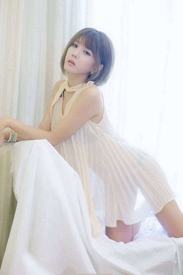 短发少女诱惑薄纱性感私房照