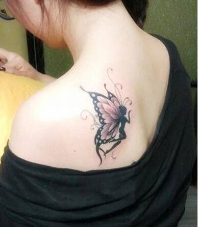 妹子肩部彩绘蝴蝶纹身图片
