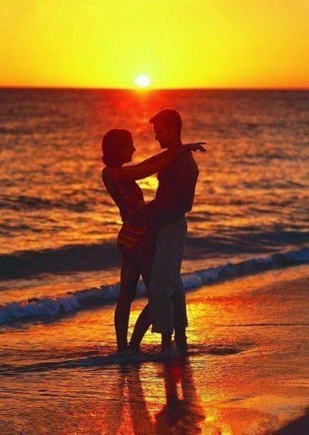 浪漫海边看日落情侣的图片
