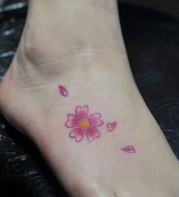 女生脚背花卉刺青纹身图案大全