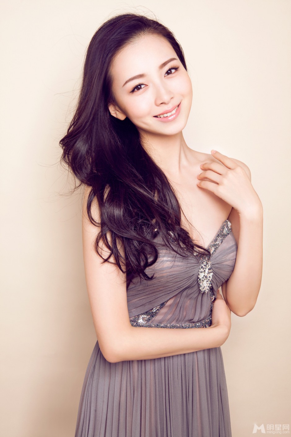 中国美女演员李倩散发清新迷人气息