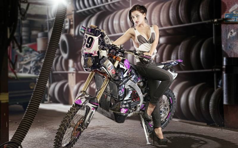 欧美性感美女帅气展示炫酷摩托赛车