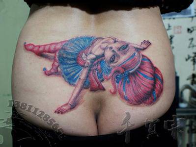 女性臀部个性人物彩绘纹身图片