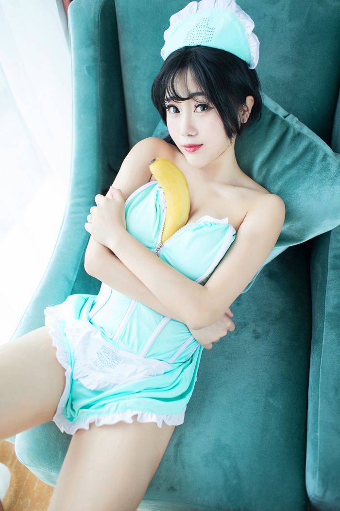 性感护士美眉兜豆靓吃香蕉私房写真套图