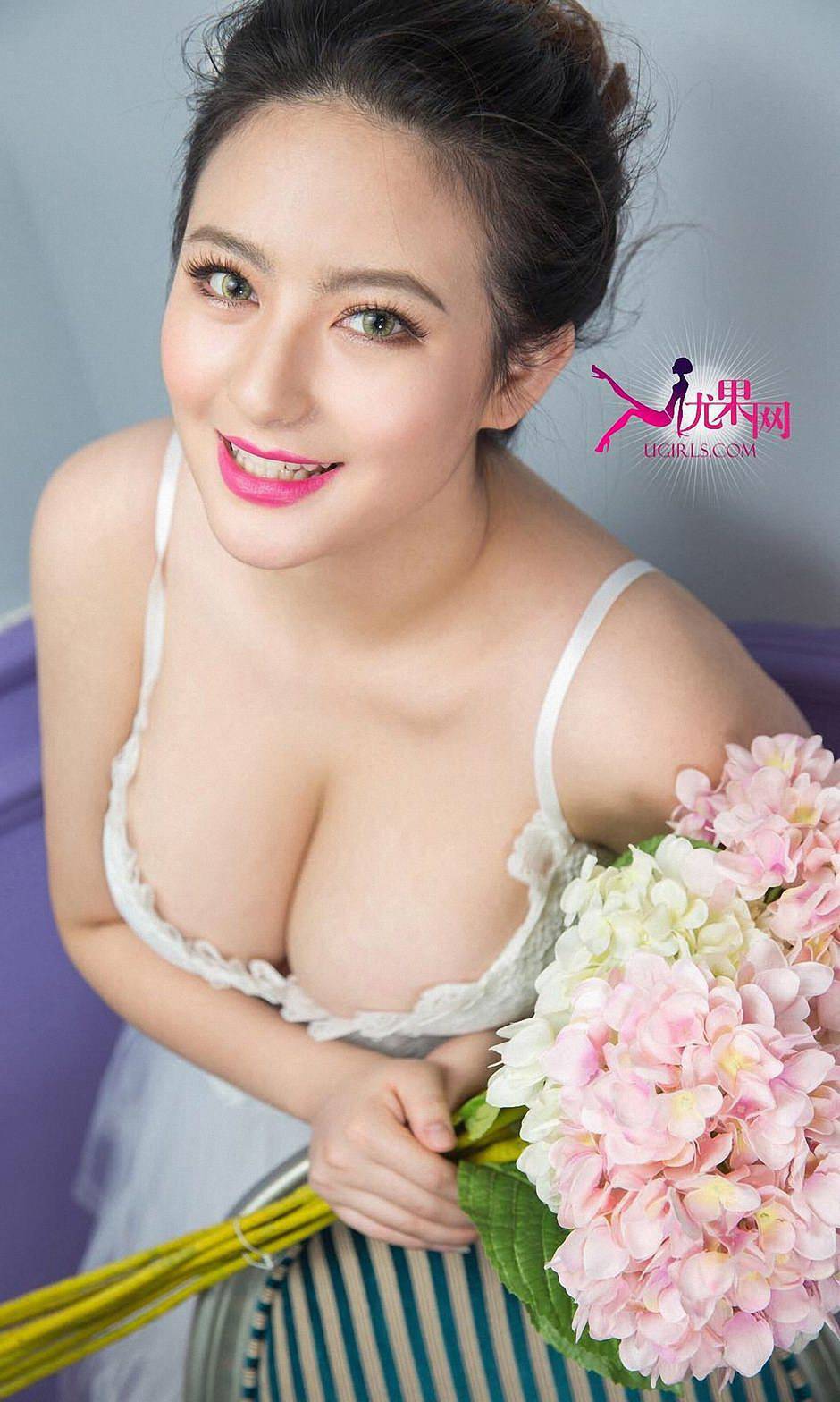 Ugirls爱尤物依蔓的熟女诱惑唯美写真