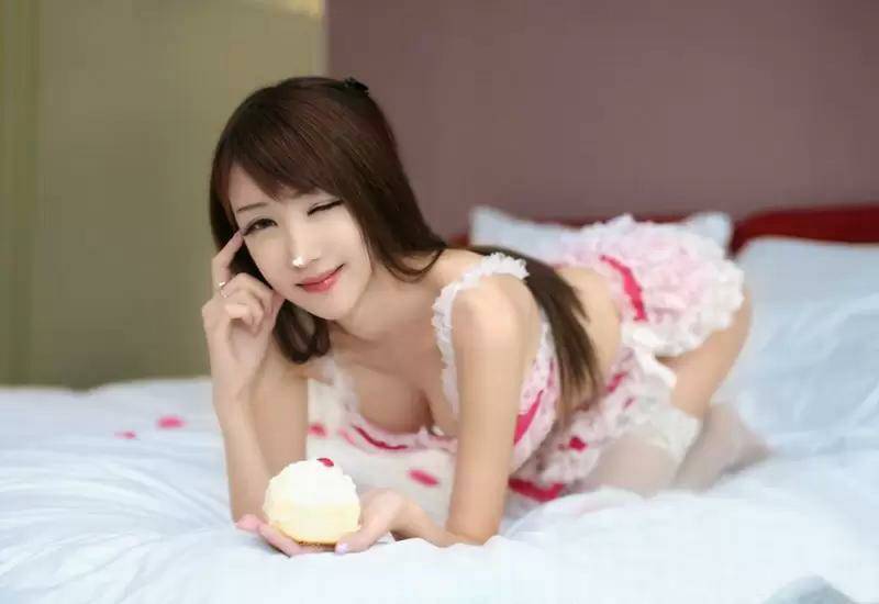 性感少女大吃蛋糕火辣秀身材