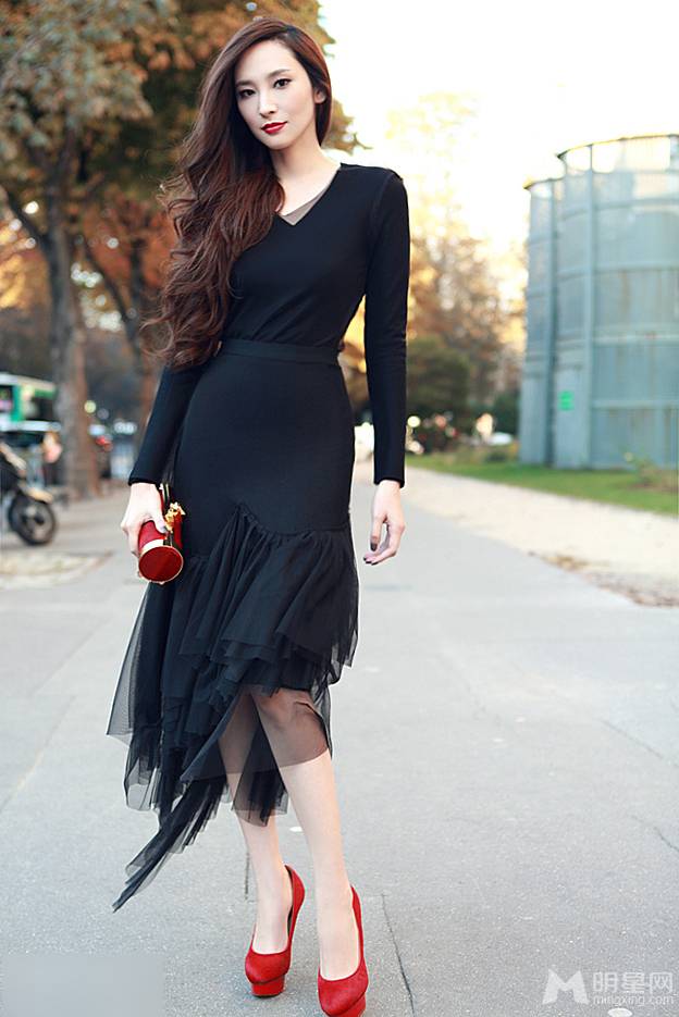 吴佩慈黑裙搭配红色高跟鞋时尚街拍