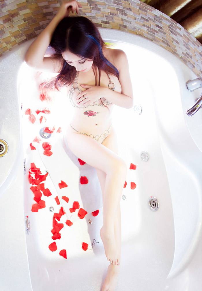 秀人网性感女神邹晶晶红装惊艳出镜