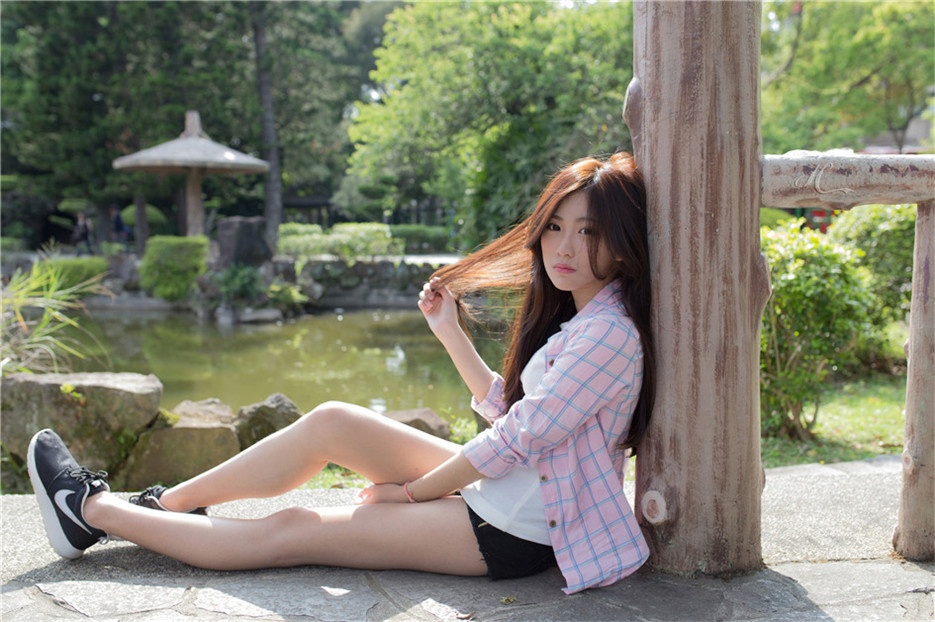 90后气质校花夏季户外甜美写真图片