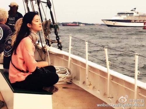 刘亦菲坐船海上看风景 发丝飞扬画面唯美